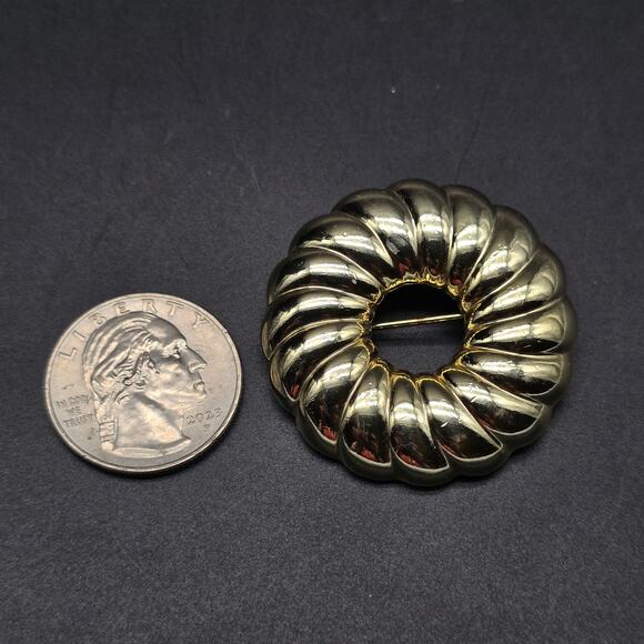 AJC Ribbed Donut Circle Brooch Gold Tone Vintage Jewelry - Picture 6 of 8